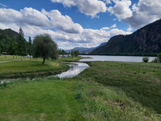 Der Campingplatz Elstad direkt am Fluß. Da er nahe der Straße gelegen ist, ist es nicht wirklich ruhig. Aber die Lage am Fluß mit einer schönen Aussicht entschädigt ausreichend. Wir jedenfalls genießen es.