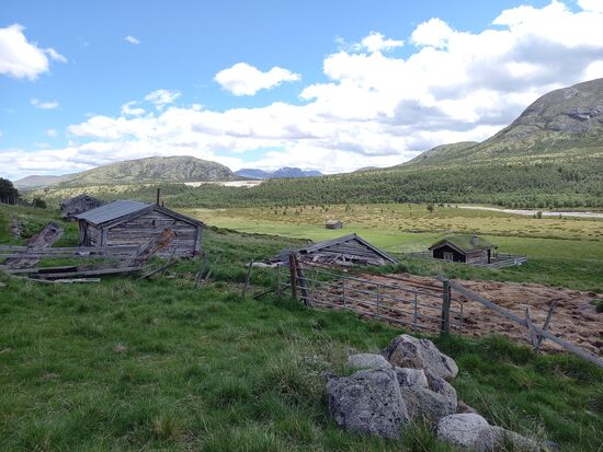 Hier und da sehen wir Hütten, die teils Schutzhütten für Wanderer sind oder in den Sommermonaten als Almhütte genutzt werden.