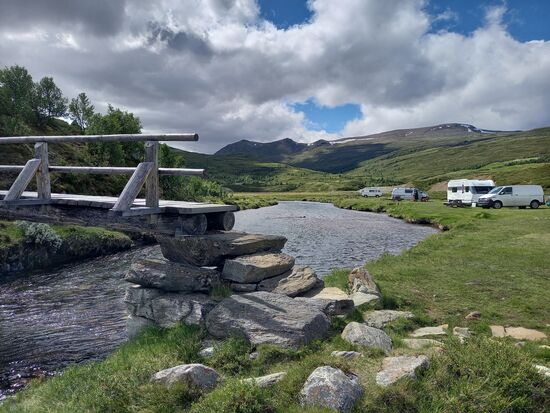 Für die Übernachtungen wählen wir einen Stellplatz am Fluss unterhalb der Grimsdalshytta. Als wir ankommen weht ein eisiger Wind. Dennoch machen wir gleich eine kleine Wanderung. Der Barthstigen ist nur knapp 5km lang und die Strecke lässt sich gut gehen.