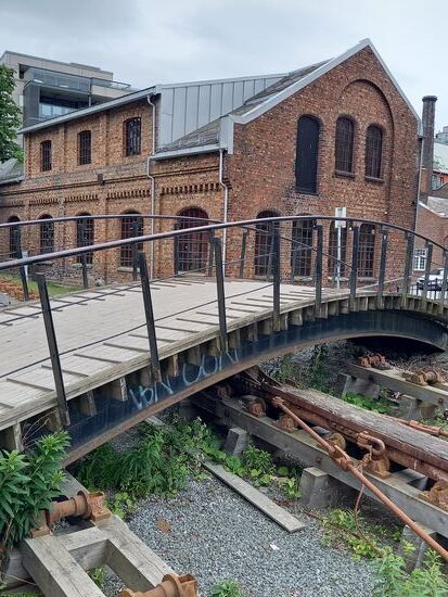 Gebäude einer alten Werftanlage.
