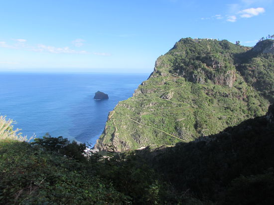 Ein Blick zurück. Kaum noch zu erkennen - oben auf dem Berg Santana, unten im Tal die Bucht Calhau.