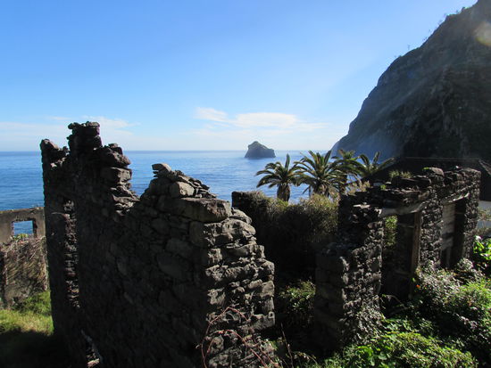 Reste der Hafenanlage.