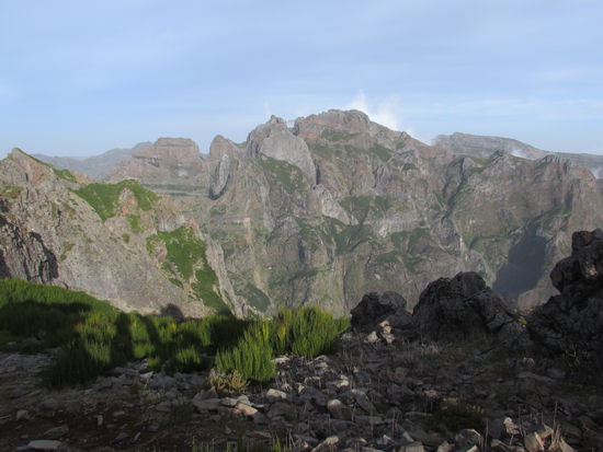 Aussicht auf die Bergwelt rund um den Pico Ariero (1800m).