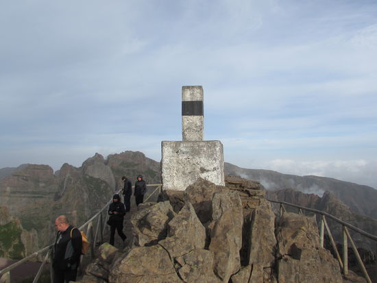 Da man dieses Gipfelkreuz fast mit dem Auto erreichen kann, ist hier auch am frühen Morgen schon einiges los.
