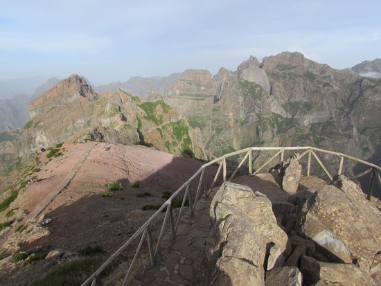 Hier kann man den Wanderweg erkennen, der zum Pico Ruivo führt. Wir können uns vorstellen, das es sicher eine spannende Tour wäre. Wir sehen aber heute dennoch davon ab. Es ist ziemlich kühl und windig.