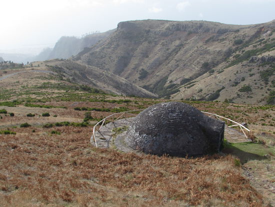Gleich am Start steht dieses Schneehaus. Hier hat man früher den im Winter gefallenen Schnee gesammelt und eingelagert. Im Sommer das Kühlmittel dann zu den Gastwirte in Funchal getragen.