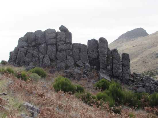 Irgendwann auf unserem Weg haben wir eine Abzweigung verfehlt und gehen auf einem anderen Pfad weiter. Dieser bringt uns wieder zu einem herrlichen Aussichtspunkt auf die schroffen Berge. So sind recht froh etwas vom Weg abgekommen zu sein .