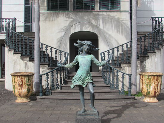 Der Eingang vom Palast. Der Park wurde von dem super reichen Jose Berardo gestaltet. Seit 1991 ist die Anlage auch der Öffentlichkeit zugänglich. Neben dem Garten sind dort auch verschiedene Kunstsammlungen zu sehen u.a eine der bedeutendsten Kachelsammlungen Portugals.