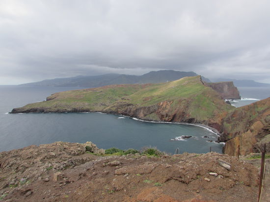 Immer wieder kann man die bizarre Küste einsehen.