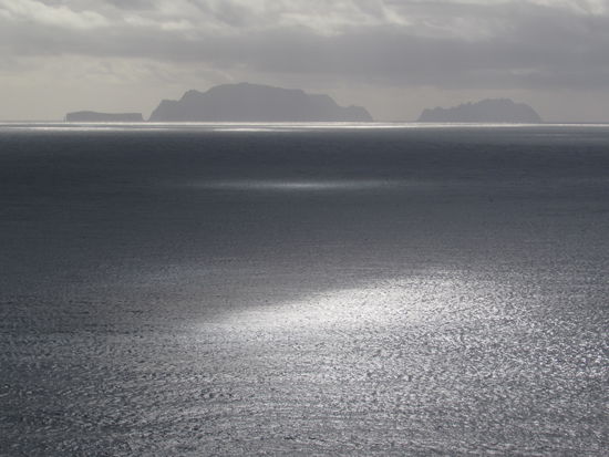 Blick auf die drei unbewohnten Inseln versunken in einem herrlichen Lichtspiel.