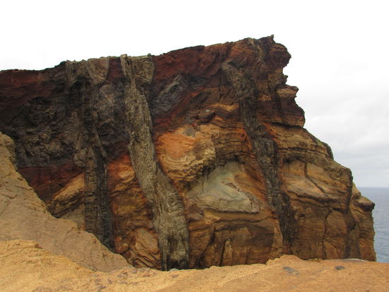 Grandios dieser Anblick. Hier kann man die ehemaligen Lavaströme sehen. Ein fantastisches Farbenspiel.