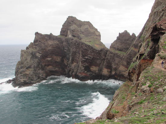 Immer wieder bleiben wir stehen, um die Felsformationen zu bestaunen und die heranrollenden Wellen zu beobachten.