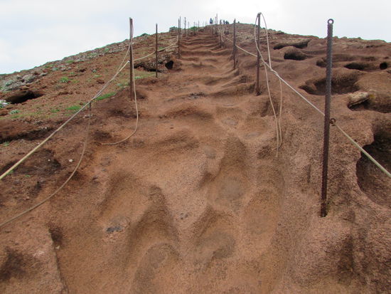 Bisher war der Weg recht harmlos, gut ausgebaut und im wechselndem auf und ab. Doch jetzt geht es ziemlich steil bergauf.