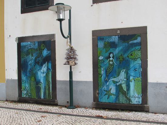 An einigen Plätzen auf Madeira findet man noch diese hübsch bemalten Türen, so auch in Machico.