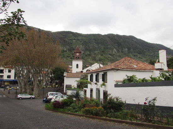 Blick auf die Kirche und dem davor liegenden Dorfplatz.