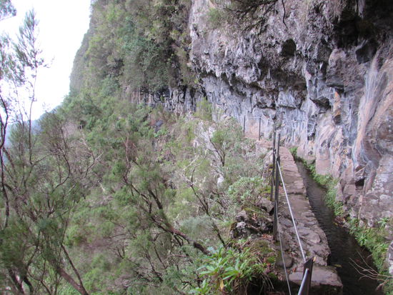 Hier kann man gut erkennen, wie die Levadas in den Stein gehauen wurden. Man sieht auch, wie wir immer schön am Abhang entlang maschieren. Da ist Schwindelfreiheit und Trittsicherheit gefragt.