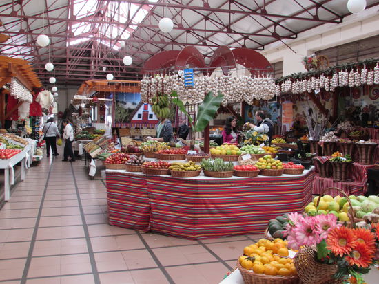 Ein riesen Angebot an Früchten, Obst, Gemüse ....
Kaufen sollte man dort allerdings nichts, da viel zu teuer! 
Die Verkäufer sind sehr aufdringlich und versuchen ihre Ware notfalls auch mit Tricks an den Mann zu bringen.