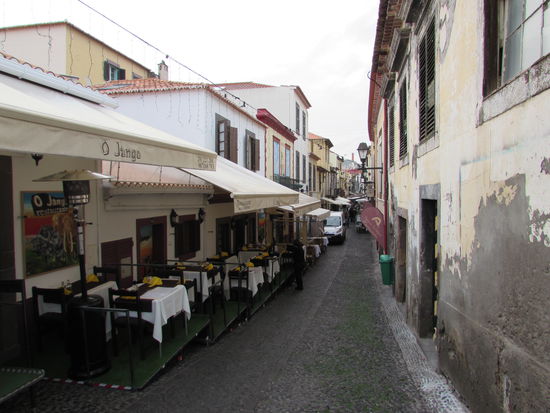 Blick in eine der kleinen Gassen mit unzähligen Restaurants.