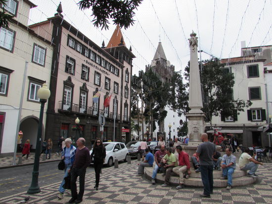 Ein Platz vor der großen Kathedrale. Besonders beeindruckt haben uns auch die mit kleinen Steinen gestalteten Fußwege und Plätze von Funchal.