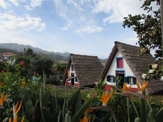 Eine kleine Anlage im Zentrum von Santana. Hier kann man sich die für diesen Ort typischen Häuser frei ansehen.