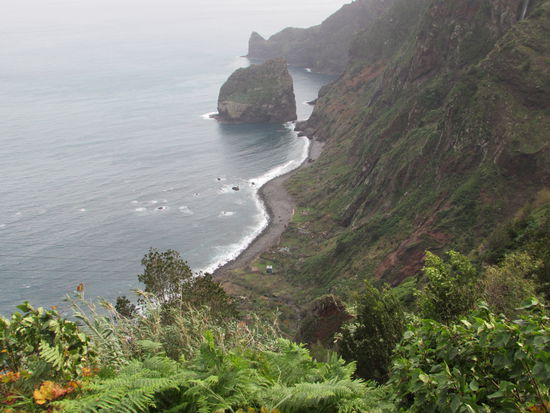 Unten am Strand gibt es ein paar Landwirtschaftliche Betriebe.