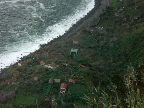 Die kann man zu Fuß oder mit dieser Seilbahn erreichen.