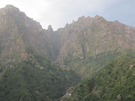 Aussicht vom Balcoes. Der Weg dorthin ist leicht zu begehen. Er schlängelt sich an einer alten Levada entlang, durch Lorbeerwald.