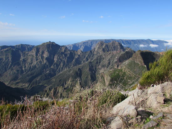 Nun beginnt der Weg durch die verschiedenen Vegetationsstufen.
Hier oben wächst nur die kleinwüchsige Erika.
