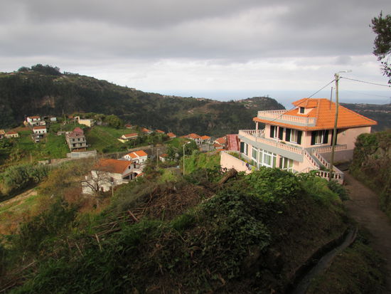 Nach langem anstrengendem Abstieg endlich die ersten Häuser von Illah.