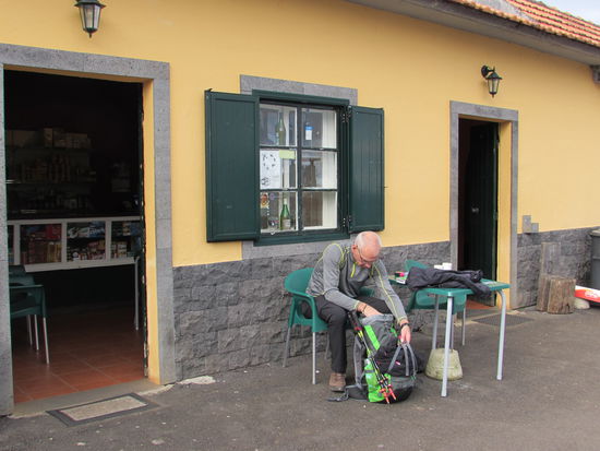 Am Ziel angekommen. In einer kleinen Bar, direkt an der Bushaltestelle freuen wir uns auf einen Kaffee.