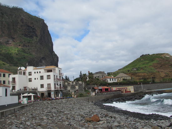 Ein niedlicher Ort, mit Restaurants direkt am Meer. Da wir heute sehr freundliches Wetter haben, beschließen wir dort zu Mittag zu essen.