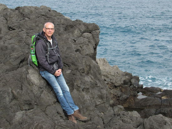Am "Strand" finden wir eine riesige Fläche mit Lava- Gestein.