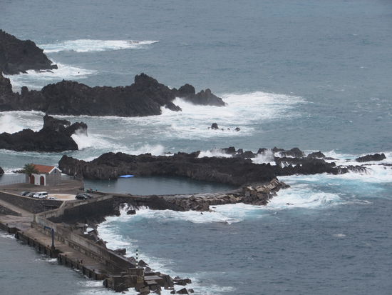 Lava- Formation an der Küste von Seixal.
