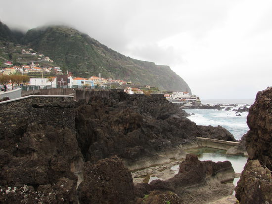 Blick auf Porto Moniz mit seinen natürlichen Schwimmbecken, die sich durch den Lavastrom formiert haben. An vielen Stellen wurde inzwischen durch Menschenhand nachgeholfen.