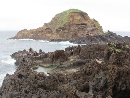Wir blicken auf die Becken im Lava- Gestein.