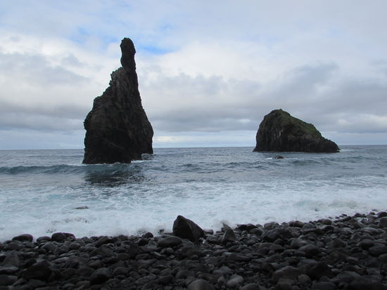 Küste von Janela. Wir können uns an den Felsen und den Wellengang gar nicht satt sehen.
