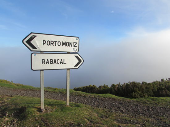 Die Wanderung startet auf dem Parkplatz auf 1290m. Zunächst gehen wir über 4,5km auf einer Asphalt Straße runter zum Forsthaus. Unser erstes Ziel sind die 25 Quellen, ein romantischer, grüner Kessel mit 25 Quellen.