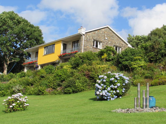 Unsere Unterkunft Shaminir B&amp;B für die nächsten drei Nächte. Traumhaft schön auf der Beara Halbinsel mit Blick auf den Kenmare River  gelegen. Wir werden super freundlich von Joyce empfangen. Das Haus ist sehr gepflegt und der Garten lädt zum genießen ein.