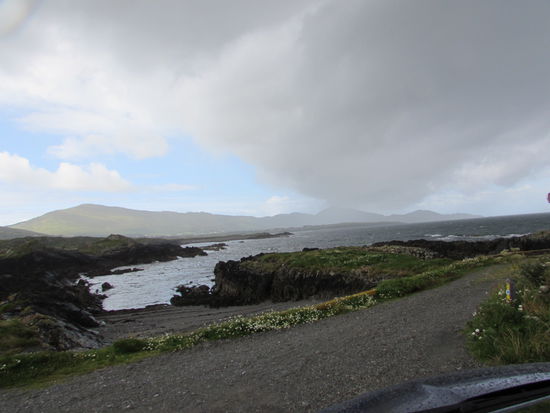 .. da kommt ein Regenschauer auf uns zu ...