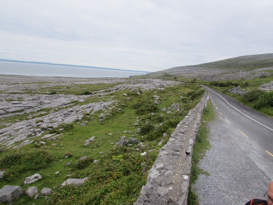 Auf dem Weg zu den Cliffs bekommen wir auch schon einen ersten Vorgeschmack auf die Burren.