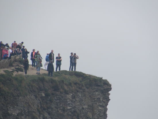 Manch einer ist sehr mutig. Wir lesen später im Internet, das hier jährlich im Durchschnitt 10 Menschen ums Leben kommen. Entweder durch Suizid oder Leichtsinn.
