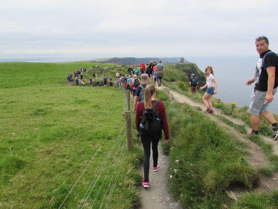 Es wird empfohlen möglichst früh am Morgen dort zu sein, denn hier sind große Menschenmassen unterwegs.