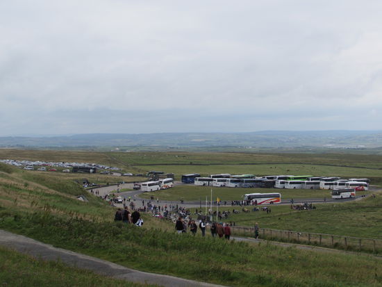 Wie machen uns dann wieder auf den Weg uns staunen nicht schlecht, wie voll inzwischen der Parkplatz ist.