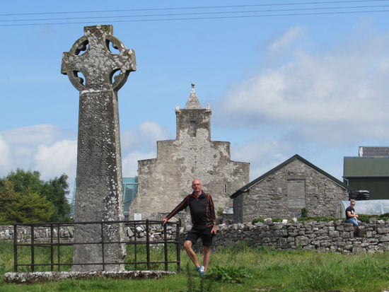 Dieses große Kreuz finden wir in Kilfenora. Diese waren einst ein Machtsymbol und wurden am Ortseingang aufgestellt. Später dienten sie auch als Grabstein.