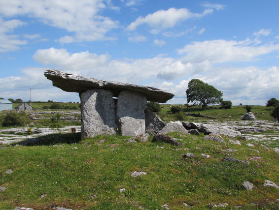 Der am häufigsten fotografierte Steintisch (Dolmen) in Irland. Ihn finden wir in Poulnabrone. Diese werden meist als Grab bezeichnet, können aber auch anderen Funktionen gehabt haben z.B die eines Tempels. Ihr Alter wird auf 2500- 4000 Jahre geschätzt.