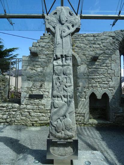 Dieses große Kreuz hat man im Inneren der kleinen Kirche aufgestellt, um es vor Verwitterung zu schützen.