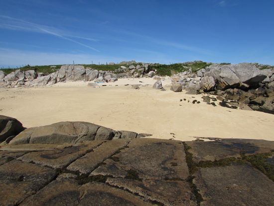 Dann entdecken wir diesen kleinen Strand und dieser Ort hat die Bezeichnung ursprünglich und malerisch wirklich verdient. Hier verbringen wir gern ein paar Stunden.