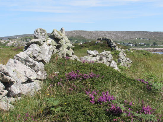 Auch hier begleiten Mauern unseren Weg.