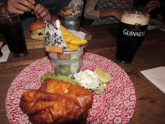 Lecker Fish and Chips und Guinness  