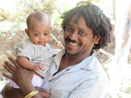 Happy und die kleine Liya. Das Foto wurde vor einem Jahr aufgenommen und ich bin gespannt, wie sich die Kleine entwickelt hat.